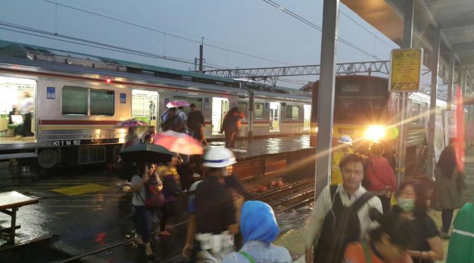 Suasana di stasiun Manggarai, Jakarta, commuter line terganggu sebab hujan deras | Dok: Bintang.com/Gadis