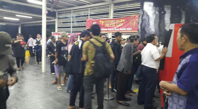 Suasana di stasiun Manggarai, Jakarta, commuter line terganggu sebab hujan deras | Dok: Bintang.com/Gadis