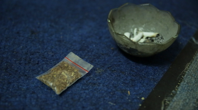 Tembakau Cap Gorila yang beredar di kalangan mahasiswa dikemas dalam kantong plastik kecil. Narkoba hisap ini tergolong jenis baru yang belum dimasukkan ke dalam Undang-Undang Narkotika. (Liputan6.com/Zulfikar Abubakar)