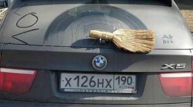 Wiper patah. (Via: boredpanda.com)