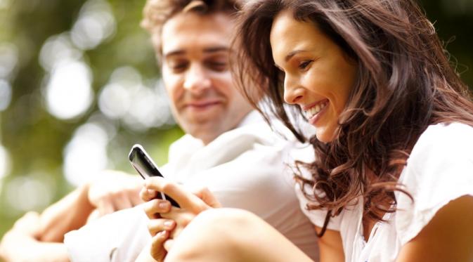 Kedua, sebuah penelitian menemukan bahwa orang yang jarang main media sosial itu hidupnya lebih bahagia. (Foto: icdn5.digitaltrends.com)
