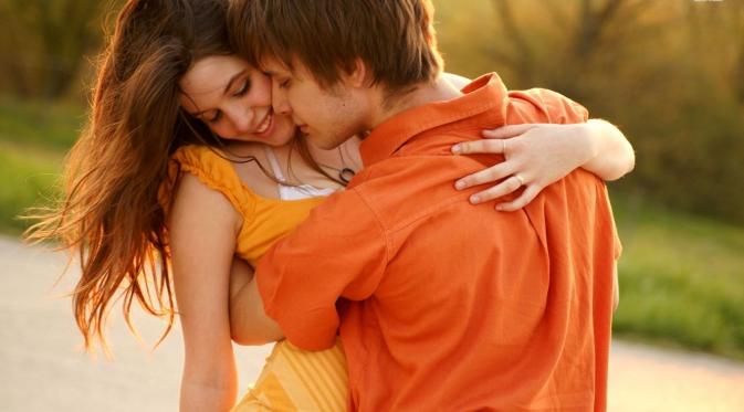 Ketiga, pasangan yang bahagia akan selalu memanfaatkan waktunya yang berharga untuk membuat pasangannya bahagia. (Foto: .whatsappstatus2.com)