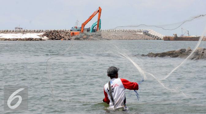 Nelayan menjala di Teluk Utara Jakarta, Rabu (16/3). 10 pulau buatan telah mengantongi izin reklamasi dan amdal, sementara tujuh pulau buatan lainnya masih dalam proses pengajuan amdal dan reklamasi. (Liputan6.com/Helmi Afandi)