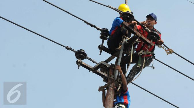 Petugas PLN memperbaiki jaringan listrik di kawasan Pondok Ranji, Tangerang Selatan. (Liputan6.com/Helmi Afandi)