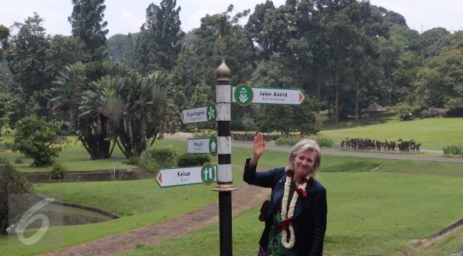 Putri Astrid dari Kerajaan Belgia menunjukkan papan nama jalan Astrid di Kebun Raya Bogor, Jawa Barat, Rabu (16/3). Kunjungan tersebut untuk mengenang Jalan Astrid yang diambil dari nama neneknya, Ratu Astrid. (Liputan6.com/Faizal Fanani)