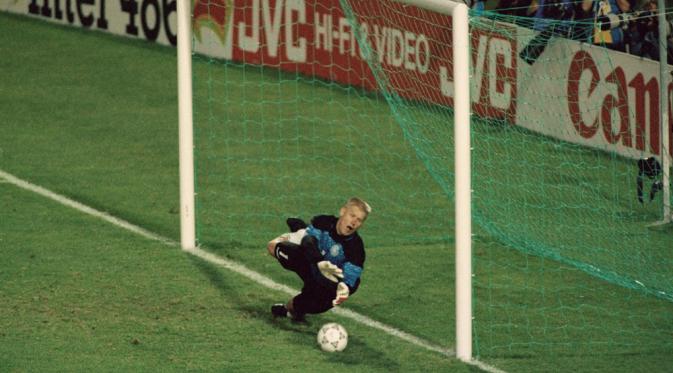 Kiper Denmark, Peter Schmeichel saat menepis bola tendangan Marco van Basten, pada semifinal Piala Eropa 1992. (Daily Mail).