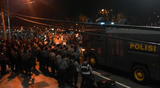 Ratusan personel Polrestabes Surabaya bersiaga di depan rumah dinas Kajati Jatim usai penetapan La Nyalla Mattalitti sebagai tersangka korupsi dana hibah senilai Rp 5 miliar. (Liputan6.com/Dian Kurniawan)