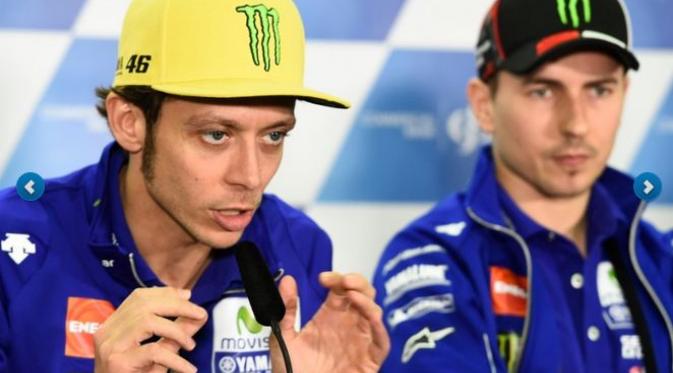 Valentino Rossi menunjukkan wajah cemberut ketika duduk satu meja dengan Marc Marquez jelang MotoGP Qatar. (Crash)