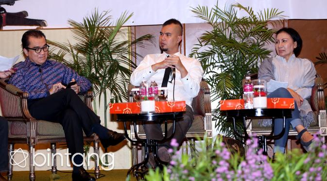 Tantowi bersama Anang Hermansyah, serta Ahmad Dhani, dan Ratna Sarumpaet saat berdiskusi dengan tema 'Perlukah Artis dan Seniman Berpolitik?' . (Andy Masela/Bintang.com)