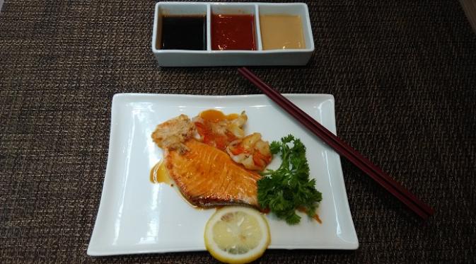 Sajian salmon dan udang dengan metode masak Teppanyaki 