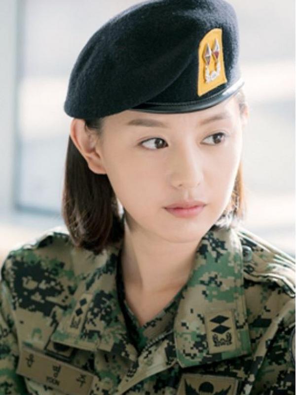 Kim Ji Won dalam drama Descendants of the Sun. (via soompi.com)