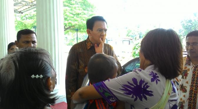 Sebuah tradisi baru birokrasi di Ibu Kota, membuka pintu kantor untuk mendengarkan keluhan warganya (Liputan6.com/Ahmad Romadoni)