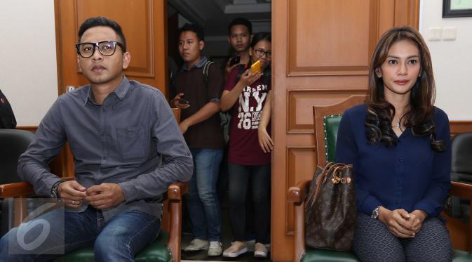 Mantan pasangan selebritis Masayu Anastasia dan Lembu Wiworo Jati alias Lembu menghadiri sidang putusan perceraian di Pengadilan Agama, Jakarta Selatan, (17/3). Lembu dan Masayu resmi bercerai setelah 8 Tahun bersama. (/Gempur M Surya)