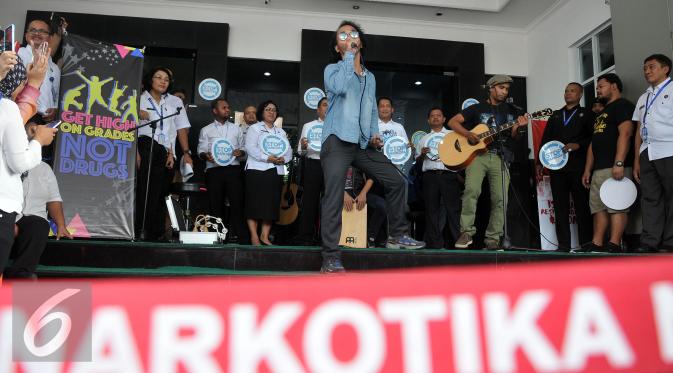 Grup Musik Slank saat Konser di Lobi Gedung BNN usai melakukan pertemuan, Jakarta, Kamis (17/3). Pertemuan untuk bersilaturahmi dan kerjasama untuk melakukan pemberantasan narkoba lewat lagu-lagu Slank. (Liputan6/Johan Tallo)