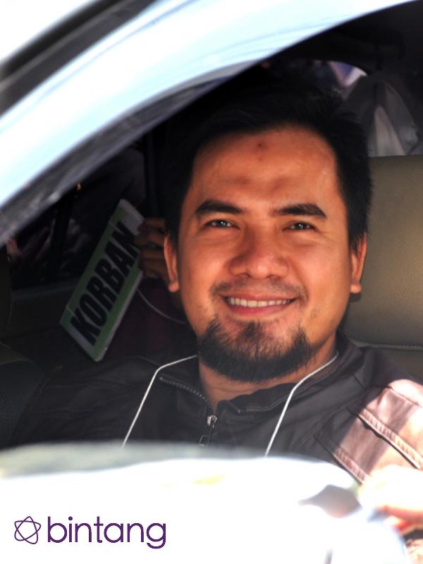 Penyanyi dangdut yang tersangkut kasus pelecehan seksual Saipul Jamil tersenyum di mobil saat menjalani rekonstruksi. (Adrian Putra/Bintang.com)