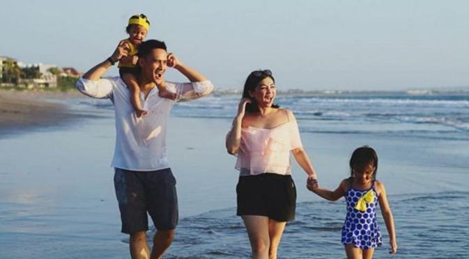 Choky Sitohang bersama istri dan anak-anaknya [foto: instagram/sitohangchoky]