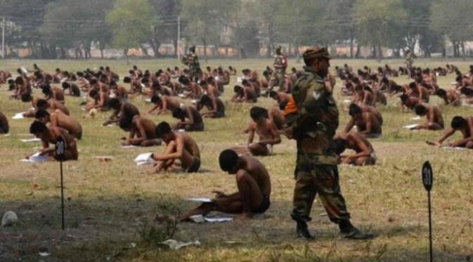  Angkatan Darat di India tidak ingin kecolongan. Saat penerimaan anggota baru, 1.159 kandidat dipaksa untuk melepaskan semua bajuya sebelum ujian dimulai.(Oddee.com)