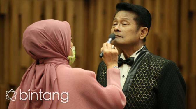 Koes Hendratmo dirias tim make up artist sebelum pemotretan. (Galih W. Satria/Bintang.com)