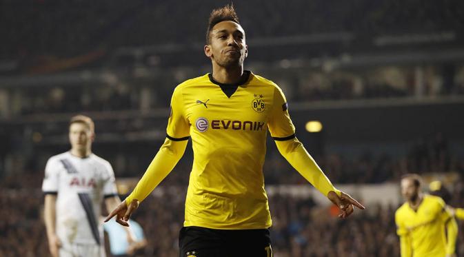 Penyerang Dortmund, Pierre-Emerick Aubameyang, merayakan gol ke gawang Tottenham pada leg kedua babak 16 besar Liga Europa di Stadion White Hart Lane, Inggris, Jumat (18/3/2016) dini hari WIB. Dortmund lolos dengan agregat 5-1. (Reuters/John Sibley)