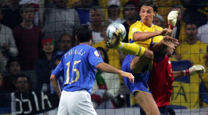 Zlatan Ibrahimovic berhasil mencetak gol dengan cara backheel saat menghadapi Italia di Piala Eropa 2004 (AFP/Javier Soriano)