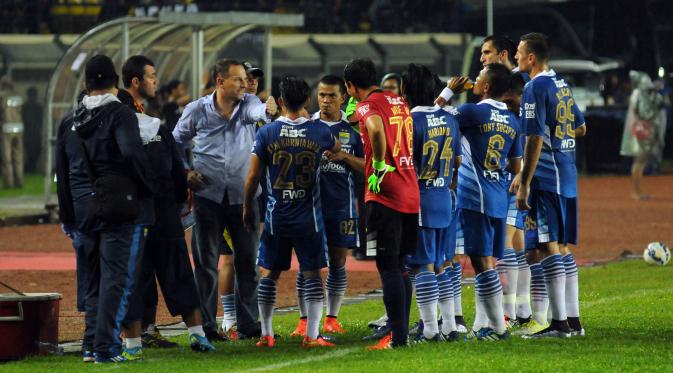 Pelatih Persib, Dejan Antonic (kiri) memberikan arahan pada Tantan saat laga melawan Mitra Kukar di Turnamen Piala Bhayangkara di Stadion Si Jalak Harupat, Bandung, Kamis (17/3/2016). Laga berakhir imbang 1-1. (Liputan6.com/Helmi Fithriansyah)