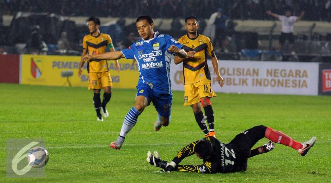 Penyerang Persib, Tantan mencoba melewati hadangan kiper Mitra Kukar, Shahar Ginanjar saat laga Turnamen Piala Bhayangkara di Stadion Si Jalak Harupat, Soreang, Bandung, Kamis (17/3/2016). Laga berakhir imbang 1-1. (Liputan6.com/Helmi Fithriansyah)