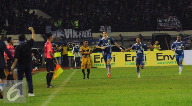 Bek Persib, Vladimir Vujovic (tengah) merayakan golnya ke gawang Mitra Kukar saat laga Turnamen Piala Bhayangkara di Stadion Si Jalak Harupat, Soreang, Bandung, Kamis (17/3/2016). Laga berakhir imbang 1-1. (Liputan6.com/Helmi Fithriansyah)