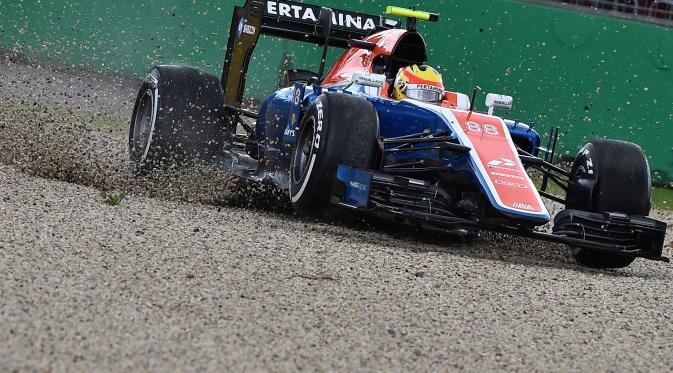 Pebalap Manor Racing asal Indonesia, Rio Haryanto, mengalami insiden saat menjalani sesi latihan bebas pertama F1 GP Australia, Jumat (18/3/2016). Rio sempat masuk ke gravel sepuluh menit sebelum sesi latihan berakhir. (AFP/Paul Crock)