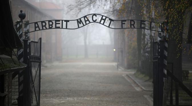 Auschwitz merupakan tempat tragedi The Holocaust (sumber theatlantic.com)