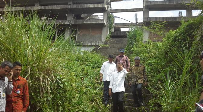 Presiden Republik Indonesia (RI) Joko Widodo saat blusukan ke proyek Hambalang yang terbengkalai.