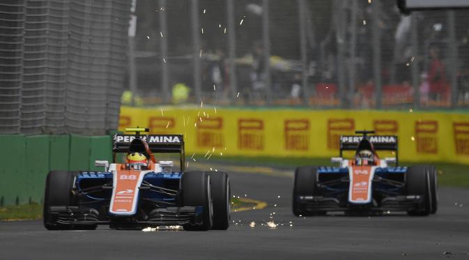 Pembalap F1 tim Manor Racing, Rio Haryanto bersama rekan setimnnya Pascal Wehrlein saat sesi latihan pertama di Australian Formula One Grand Prix di Melbourne (18/3). Dalam latihan tersebut mobil Rio mengeluarkan percikan api. (REUTERS/Jason Reed)