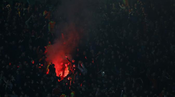 Fans Liverpool dan Manchester United terlibat bentrok pada leg kedua Europa League, Kamis (17/3/2016). (Reuters)
