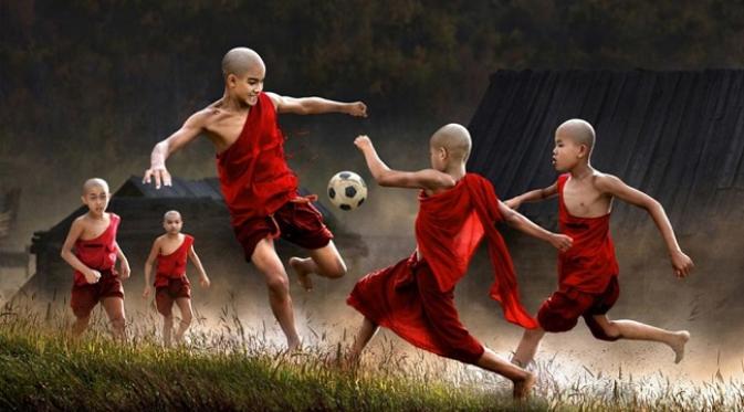 Biksu kecil bermain bola (foto oleh: Chan Kwok Hung/brightside.me)