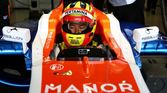 Rio Haryanto telah memulai debutnya di balapan resmi F1 setelah turun dalam latihan bebas F1 GP Australia yang merupakan seri perdana kalender F1 musim 2016 di Sirkuit Albert Park, Australia, Jumat (18/3/2016). (Bola.com/Manor Racing)