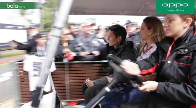 Pebalap Manor Racing asal Indonesia, Rio Haryanto menyapa fans saat berada di fan zone jelang GP Australia di Sirkuit Albert Park, Melbourne, Sabtu (19/3/2016). (Bola.com/Yus Mei Sawitri)