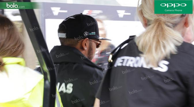 Pebalap Marcedes asal Inggris, Lewis Hamilton, tampak belakang saat melintasi area fan zone jelang GP Australia di Sirkuit Albert Park, Melbourne, Sabtu (19/3/2016). (Bola.com/Yus Mei Sawitri)