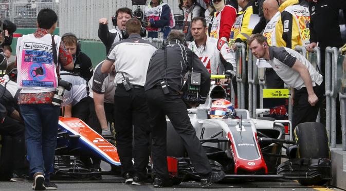 Mobil Pembalap F1 tim Manor Racing, Rio Haryanto saat menabrak pembalap Haas F1 Romain Grosjean saat sesi latihan ketiga di Australian Formula One Grand Prix di Melbourne (19/3). (REUTERS/Brandon Malone)