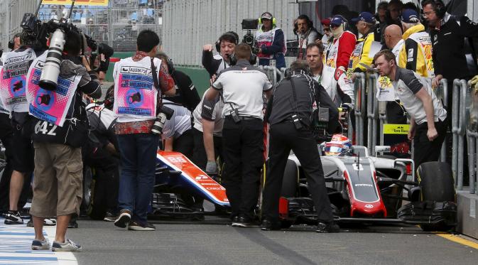 Mobil Rio Haryanto dan Romain Grosjean bertabrakan jelang latihan bebas ketiga Formula 1 GP Australia (Reuters)