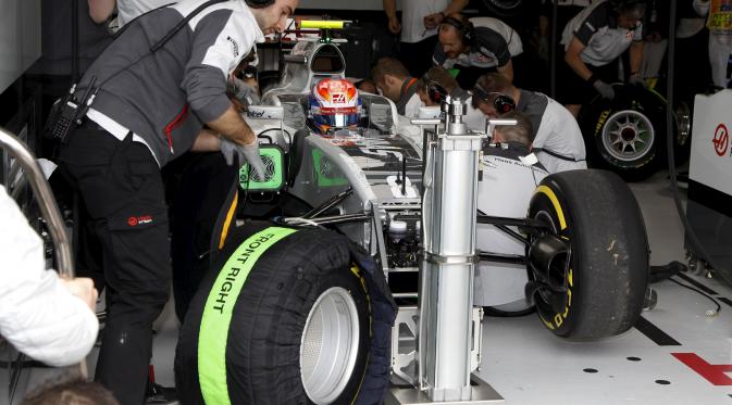 Kondisi mobil Romain Grosjean usai bersenggolan dengan mobil pembalap Indonesia Rio Haryanto (Reuters)