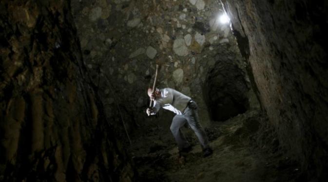 Luas rumah Manuel 2.000 meter persegi. Untuk memperluas rumahnya, hingga kini Manuel terus melakukan penggalian untuk membuat sebuah jaringan bawah tanah hanya dengan menggunakan sekop.(Reuters.com)