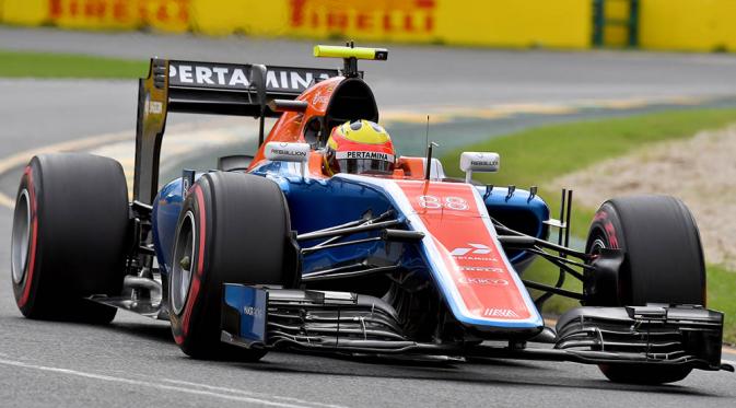 Pebalap Manor Racing, Rio Haryanto, memacu kendaraannya di Sirkuit Albert Park, Melbourne, dua pekan lalu. (AFP/Paul Crock)