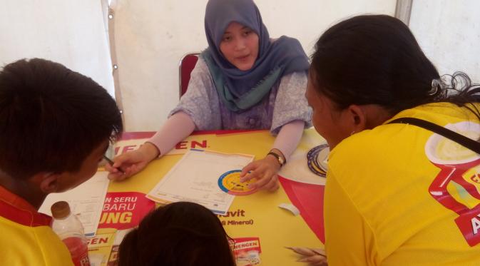 Pengunjung sedang berkonsultasi gizi pada booth cek status gizi dalam kampanye 'Sarapan Sehat Sebelum Jam 9'.