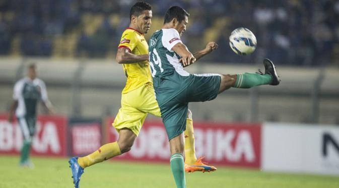 Striker Sriwijaya FC, Beto Goncalves berebut bola dengan bek PS TNI, Hardiantono, pada laga Piala Bhayangkara di Stadion Si Jalak Harupat, Bandung, Minggu (20/3/2016). Sriwijaya FC berhasil menang 2-1 atas PS TNI. (Bola.com/Vitalis Yogi Trisna)