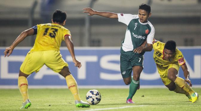 Penyerang PS TNI, Dimas Drajat, berusaha melewati bek Sriwijaya FC, Ahmad Jupriyanto, pada laga Piala Bhayangkara di Stadion Si Jalak Harupat, Bandung, Minggu (20/3/2016). Sriwijaya FC berhasil menang 2-1 atas PS TNI. (Bola.com/Vitalis Yogi Trisna)