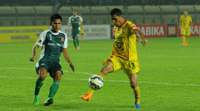 Penyerang Sriwijaya FC, Alberto Goncalves (kanan) berusaha mengecoh bek PS TNI Wiganda Pradika pada lanjutan Turnamen Piala Bhayangkara di Stadion Si Jalak Harupat, Bandung, Minggu (20/3/2016). Sriwijaya FC unggul 2-1. (Liputan6.com/Helmi Fithriansyah)