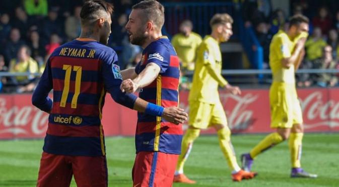 Dua pemain Barcelona, Neymar dan Jordi Alba, merayakan gol ke gawang Villarreal pada laga La Liga di El Madrigal, Villarreal, Minggu (20/3/2016). (AFP/Jose Jordan)