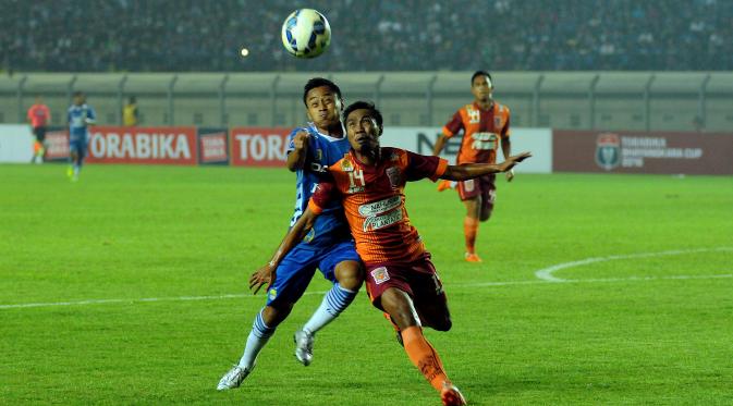 Aksi pemain PBFC saat berhadapan dengan Persib Bandung. (Liputan6.com/Helmi Fitriansyah)
