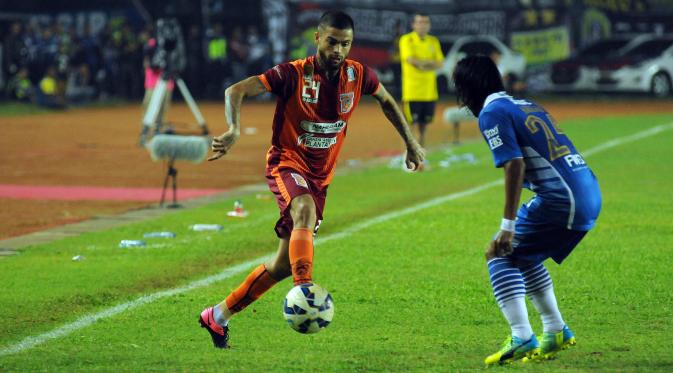 Bek PBFC, Diego Michiels (kiri) mencoba melewati kawalan bek Persib Hariono di laga lanjutan Turnamen Piala Bhayangkara di Stadion Si Jalak Harupat, Bandung, Minggu (20/3/2016). Persib unggul 1-0 atas PBFC. (Liputan6.com/Helmi Fithriansyah)