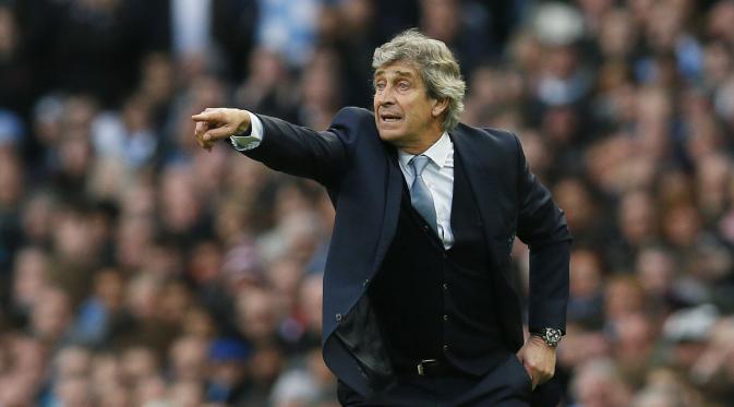  Pelatih Manchester City, Manuel Pellegrini, memberikan instruksi kepada para pemainnya saat melawan Manchester United pada lanjutan Liga Inggris pekan ke-31 di Stadion Etihad, Manchester, Minggu (20/3/2016). (Reuters/Jason Cairnduff)