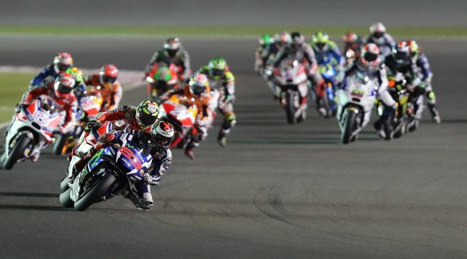 Pebalap Movistar Yamaha, Jorge Lorenzo, memimpin deretan pebalap pada balapan MotoGP Qatar di Sirkuit Losail, Senin (21/3/2016) dini hari WIB. (AFP/Karim Jaafar)